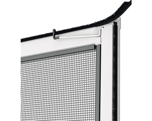 Detailansicht eines Insektenschutzfensters mit Einhängefedern und Bürstendichtung