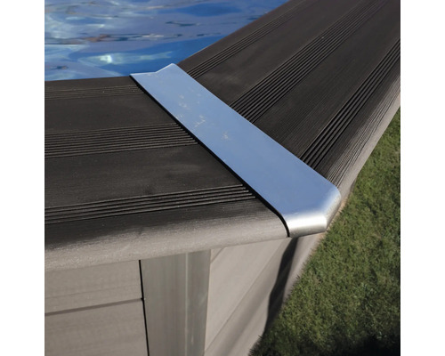 Detailansicht eines Poolrandes mit Metalleinfassung