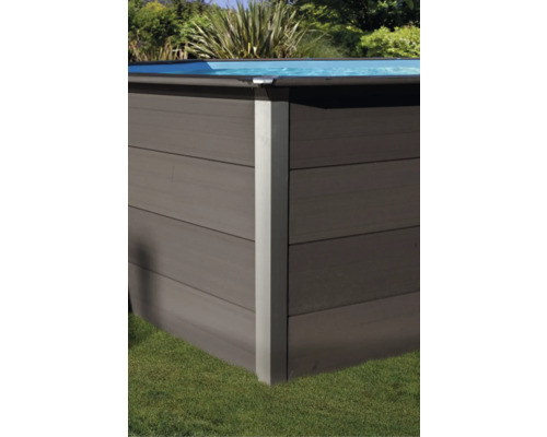 Detailansicht eines Pools mit Holzverkleidung im Garten