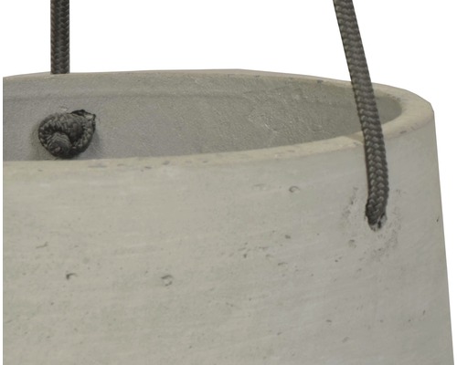 Detailaufnahme eines hängenden Pflanzgefäßes aus Beton mit Kordelaufhängung