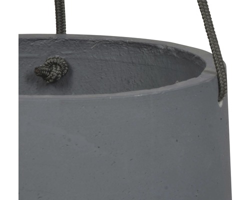 Detailansicht eines runden, grauen Pflanzgefäßes mit Aufhängung