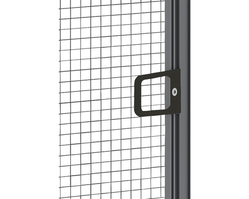 Detailaufnahme eines Metallgitterzauns mit Griff