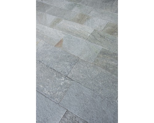 Rechteckige Bodenfliesen aus Naturstein