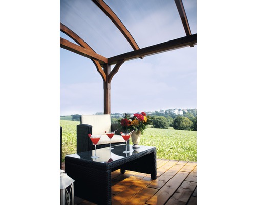 Überdachte Terrasse mit Holzboden und Gartenblick