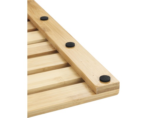 Detailaufnahme einer Bambusbadewannenablage mit rutschfesten Füßen