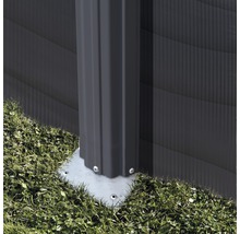 Detailansicht einer Gartenhaus-Befestigung am Boden.