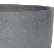 Detailaufnahme eines Pflanzgefäßes aus Beton