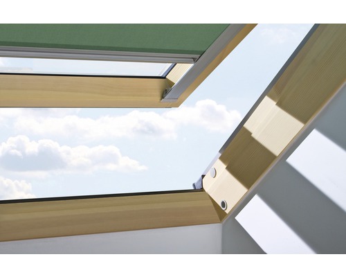 Geöffnetes Dachfenster mit Außenrollladen