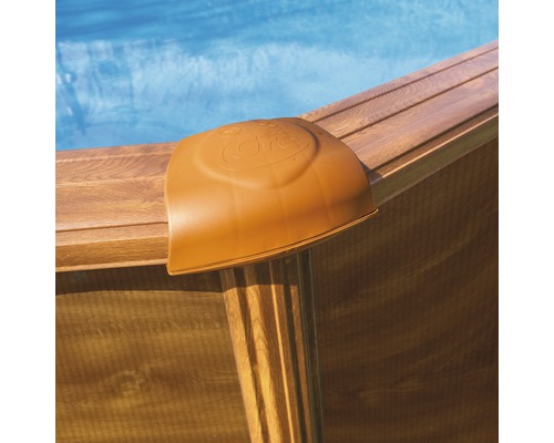 Detailansicht eines Pool Eckschutzes aus Kunststoff an einem Holzpool