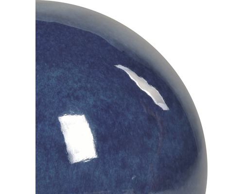 Detailaufnahme einer blauen Keramikoberfläche mit glänzender Glasur