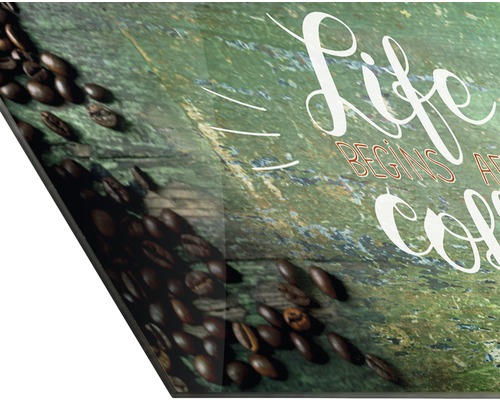 Dekoration mit Kaffeebohnen und dem Spruch: Life begins after coffee.