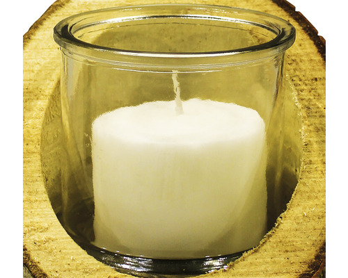 Kerze in Glas auf Holzscheibe