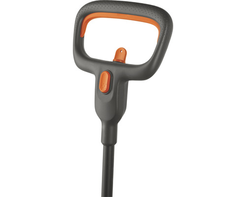 Griff einer Gartenwalze mit Bedienknopf
