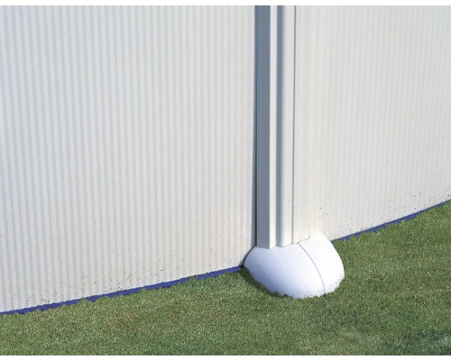 Detailansicht eines Schwimmbeckens mit Stützpfeiler und Rasen