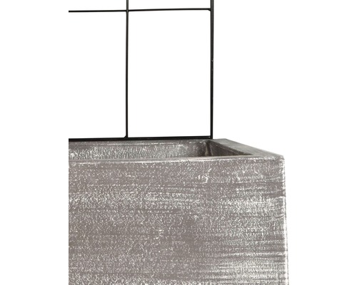 Detailansicht eines Pflanzkübels mit Rankgitter.