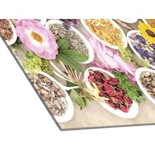 Nahaufnahme von Kräutern und Blüten in weißen Schalen
