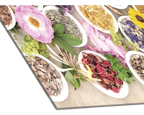 Nahaufnahme von Kräutern und Blüten in weißen Schalen