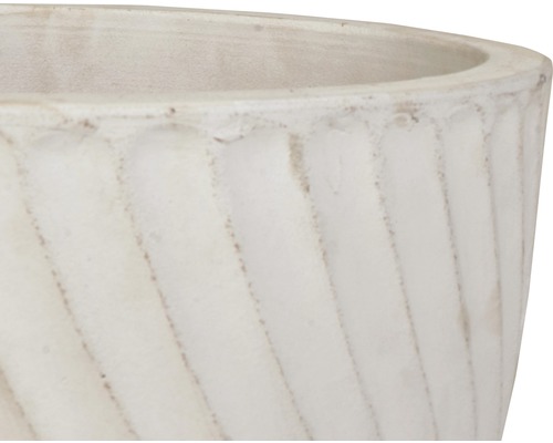 Nahaufnahme eines Blumentopfes mit gerilltem Design.