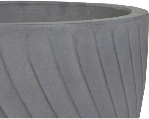 Detailaufnahme eines grauen Pflanzgefäßes mit Spiralmuster