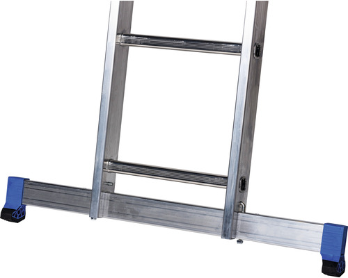 Detailansicht einer Aluminiumleiter mit blauen Sicherheitsfüßen.