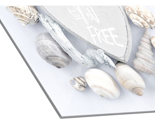 Dekoration mit Treibholz, Muscheln und Schriftzug auf Platte