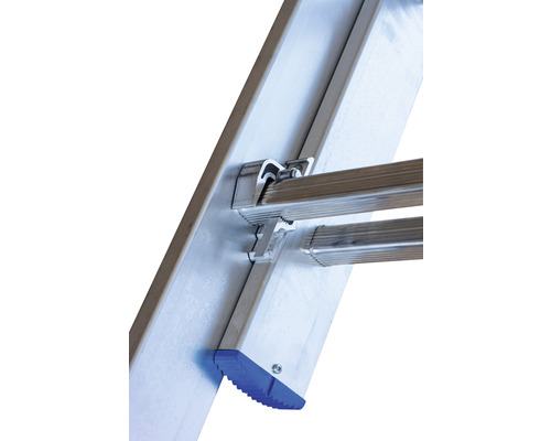 Detailansicht einer Aluminiumleiter mit blauer Fußkappe und Sicherheitsverriegelung