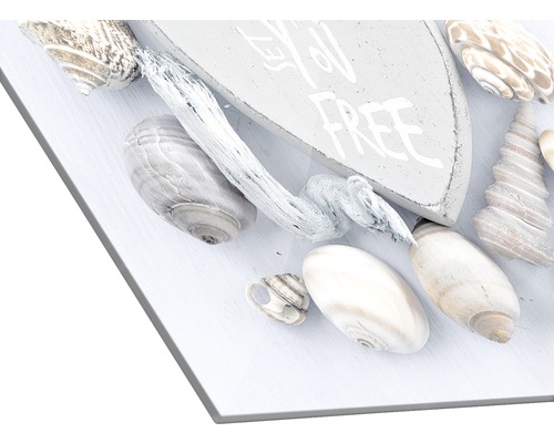 Dekorationstableau mit Treibholz, Herz und Muscheln