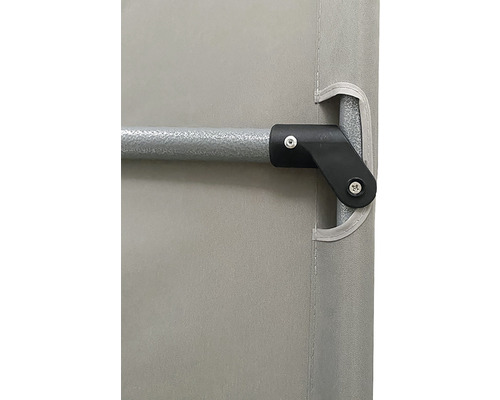 Detailansicht eines Montagestücks mit Stange für eine Schutzplane