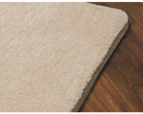 Detailaufnahme eines Teppichs mit Flor auf Holzboden