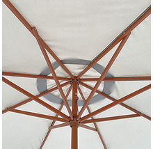 Detailansicht von unten eines Sonnenschirms mit Holzgestell und hellem Schirmstoff