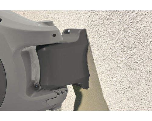 Detailansicht einer montierten Schlauchbox an einer Wand