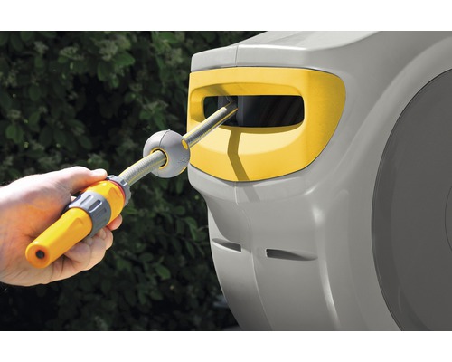 Gartenschlauch mit Schlauchwagen im Einsatz