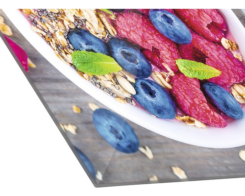 Müsli mit Himbeeren, Blaubeeren und Minze