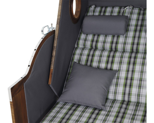 Innenansicht eines Strandkorbs mit karierten Kissen