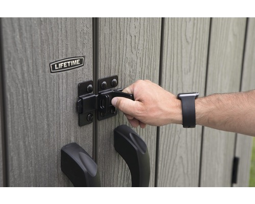 Hand schließt ein Gartengerätehaus mit einem Riegel ab. Lifetime Logo.