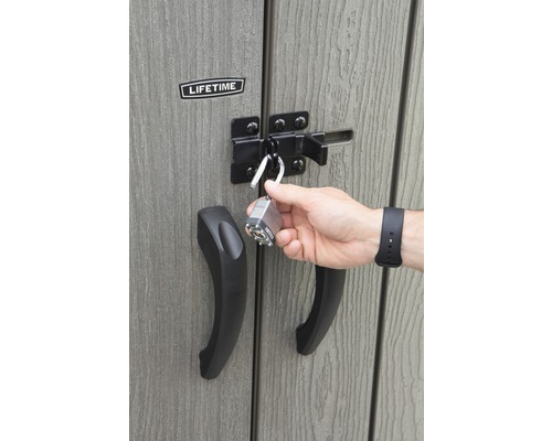 Detailansicht einer Gartentür mit Schloss und Lifetime Logo