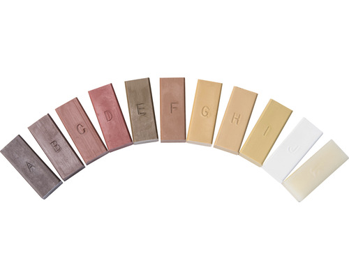 Eine Reihe von Holzkittstangen mit Buchstabenmarkierungen zur Farbauswahl.