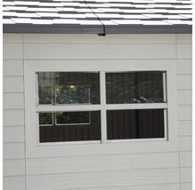 Außenansicht eines Gartenhauses mit Fenster