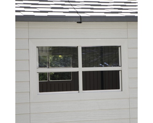 Außenansicht eines Gartenhauses mit Fenster