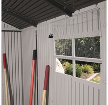 Innenansicht eines Gerätehauses mit Fenster und Gartengeräten