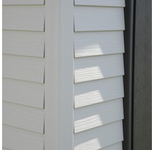 Detailansicht einer Fassade mit Kunststoffverkleidung und Eckprofil
