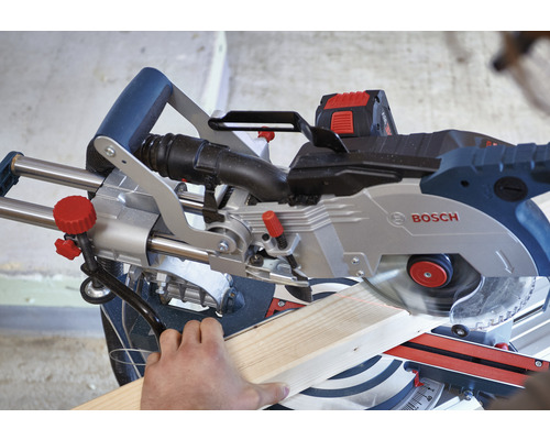 Akkubetriebene Kappsäge schneidet Holz