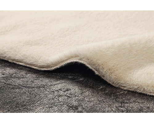 Detailansicht eines hellen Teppichs mit hochflorigem Flor