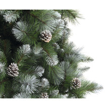 Detailansicht eines künstlichen Weihnachtsbaums mit Tannenzapfen und frostigen Spitzen