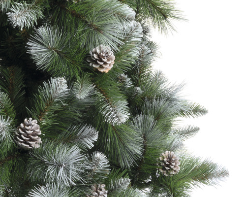 Detailansicht eines künstlichen Weihnachtsbaums mit Tannenzapfen und frostigen Spitzen