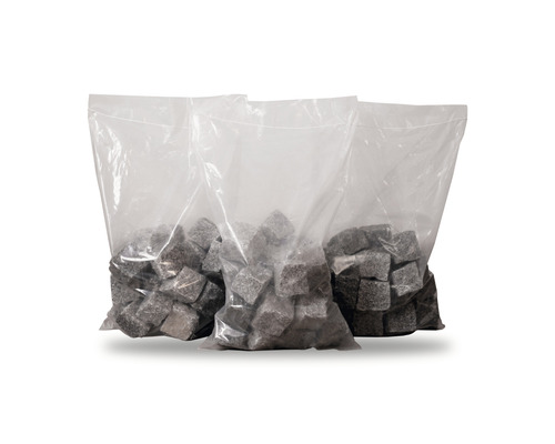 Drei transparente Säcke gefüllt mit Pflastersteinen