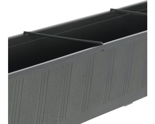 Detailansicht eines grauen Blumenkastens mit Rankhilfe