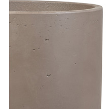 Detailaufnahme eines zylinderförmigen Pflanzgefäßes aus Beton