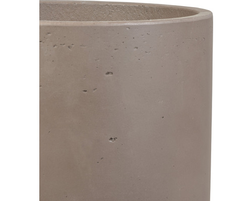 Detailaufnahme eines zylinderförmigen Pflanzgefäßes aus Beton