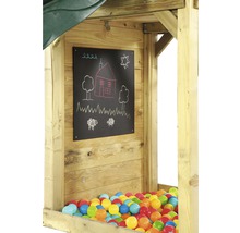 Detailansicht eines Spielhauses mit Tafel und Bällebad